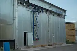 A kiln dryer is typically utilized in the drying of green timber, applying a procedure which involves basic principles of physics.[19]