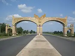 Top: Yola with the Adamawa highlands in background, Middle left: City center monument, Middle center: American university in Nigeria, Yola, Middle right: Lamido's Palace, Bottom: The Benue River