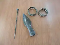 Bronze spearhead, clothing pin and bracelets[14]