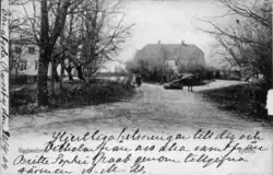 A black and white postcard showing a two-story manor house, viewed from the front.