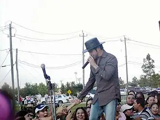 La Mafia singer Oscar de la Rosa shaking hands with fans at a concert