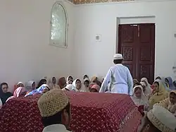 Bohra visitors around his grave