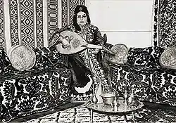 Zohra El Fassia in a dress gifted to her by King Mohammed V, photo likely taken within the museum exhibit on North Africa in 1965. From Tallia Amos family album, courtesy of Tallia Amos.